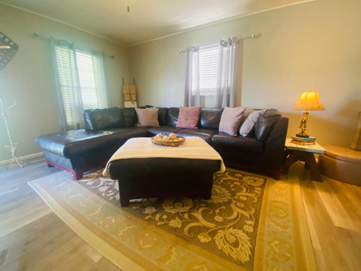 Pecan St. Parlor Haus Downtown Bandera, Tx Екстер'єр фото